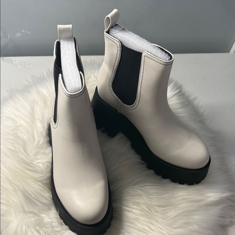 SODA Chunky Lug Sole Ankle Chelsea Boot